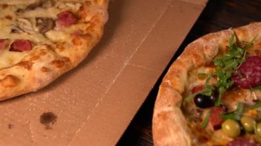 İki lezzetli ızgara pizza üzerinde yakınlaştırma