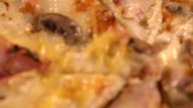 Leziz pizzalar malzemelerin üzerine yakın çekim