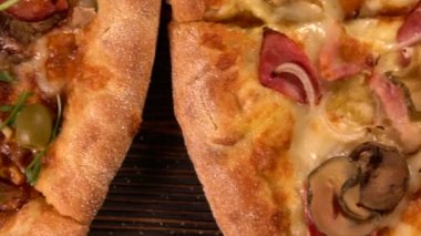 Üç gurme pizza çeşitli soslar ile