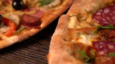 Düşük açılı yakın pizza Topingler görüntüsünü kaydırma