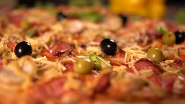 Preparando una deliciosa pizza casera con hierbas — Vídeo de stock
