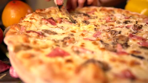 Pessoa que corta uma fatia de pizza cozida na hora — Vídeo de Stock