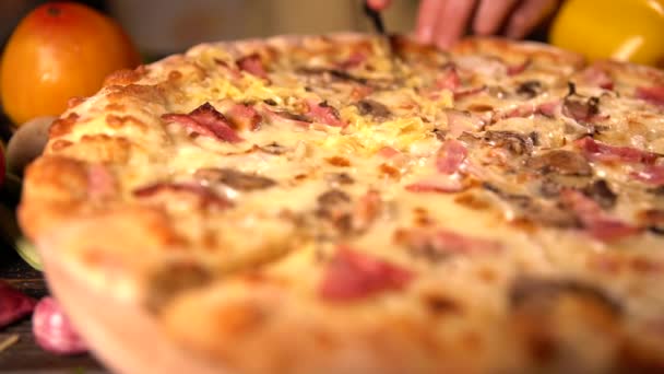 Person som skivning en färsk grillad pizza — Stockvideo