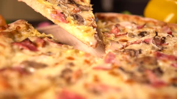 Увеличь изображение на вершине свежеиспечённой пиццы — стоковое видео