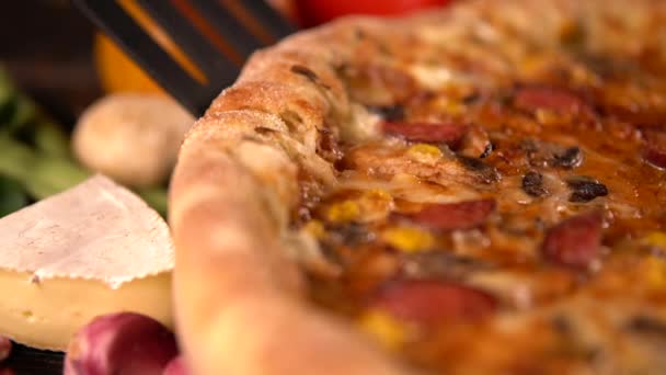 Gros plan sur une tranche de délicieuse pizza servie — Video