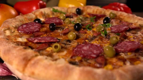Persona che spruzza razzo fresco su una pizza — Video Stock