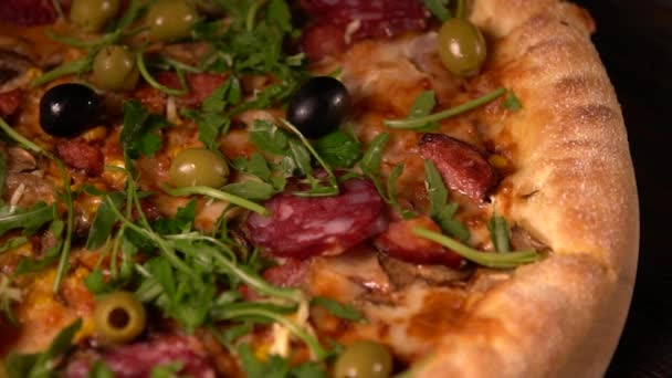 Две вкусные домашние пиццы, одна крутится — стоковое видео