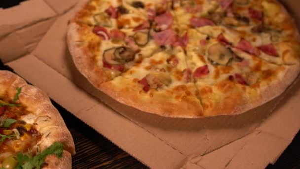 Pizzas au jambon, fromage, fusée et salami 