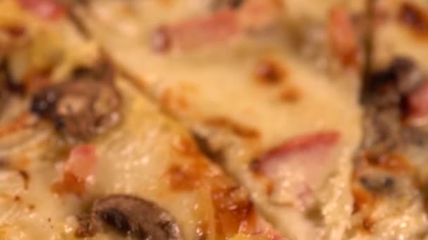 Різноманітність смачних піц на грилі — стокове відео