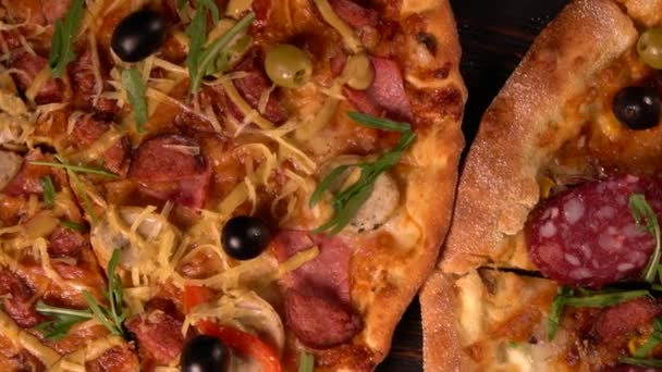 Surtido crujiente a la parrilla de diferentes pizzas — Vídeos de Stock