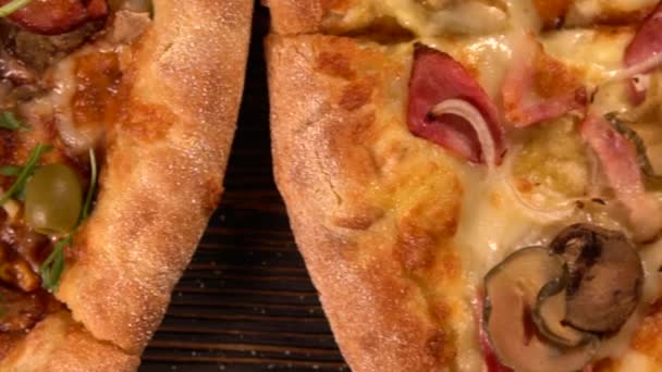 Tres pizzas gourmet con ingredientes variados — Vídeos de Stock