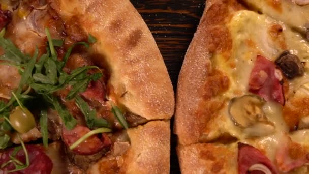 Trzy plastry grillowanego pizze gotowe do spożycia — Wideo stockowe