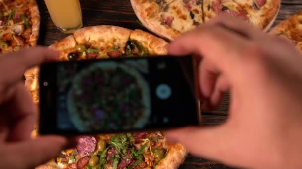 Pessoa fotografando uma pizza de salame inteira — Vídeo de Stock