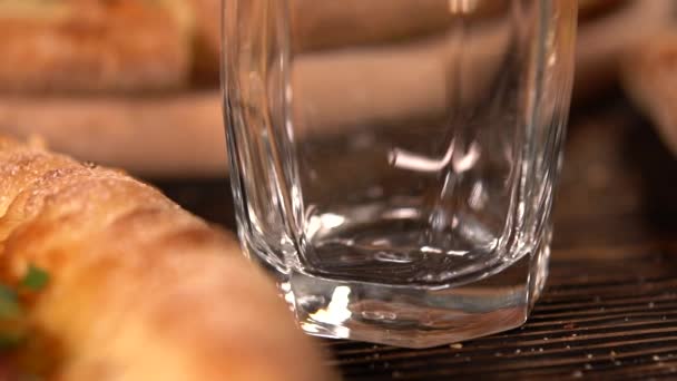 Personne versant une boisson pour accompagner une collation à la pizza — Video