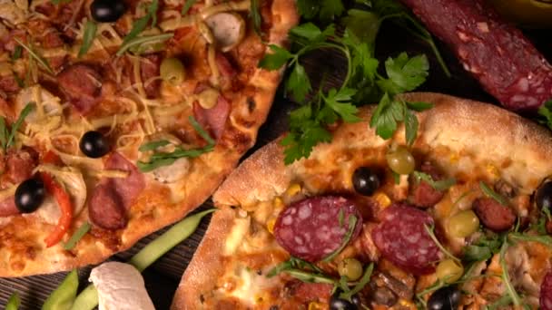 Vista aérea de una selección de diferentes pizzas — Vídeos de Stock