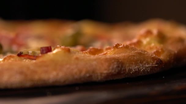 Närbild Krispiga Gyllene Skorpa Pizza Panorera Långsamt Höger Till Vänster — Stockvideo