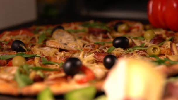 Круглая пицца с различными начинками — стоковое видео
