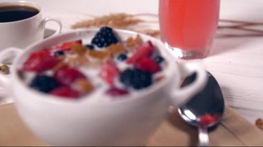 Kupa bardak suyu ve kaşık yanındaki yakın çekim