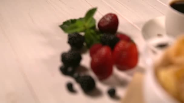 Kamera zoom keluar dari berry untuk menunjukkan mangkuk — Stok Video