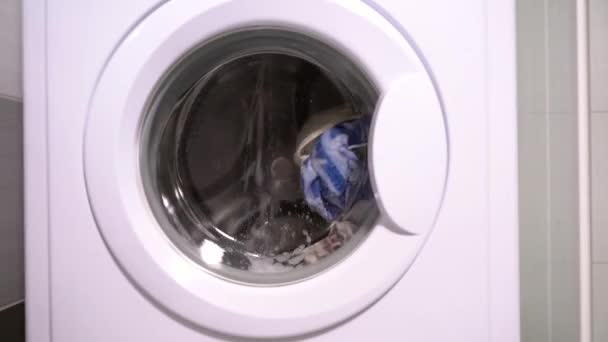 Грязная прачечная в автоматической стиральной машине — стоковое видео