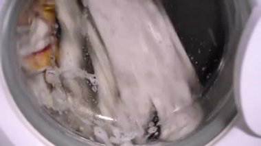 Çeşitli Çamaşırhane bir çamaşır makinesine iplik