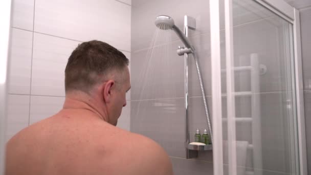 Ember mosás magát a zuhany alatt — Stock videók