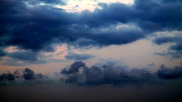 Tijdsverloop van wolken die door de lucht bewegen — Stockvideo
