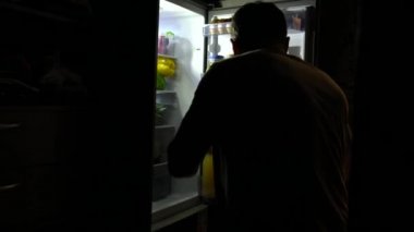 Orta yaşlı adam geceleri soğuk bir bira almak