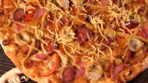 Vista aérea de una pizza casera giratoria — Vídeos de Stock