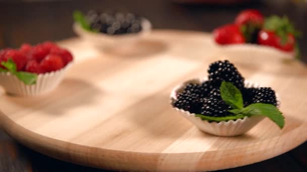 Крутящийся деревянный стенд из свежих ягод — стоковое видео