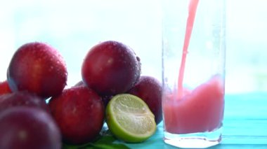 Bir bardak taze liquidised meyve suyu dökerek