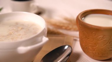 Sağlıklı sabah kahvaltı ile yulaf lapası