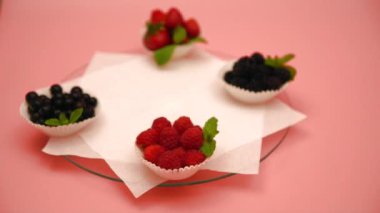 Taze çilek ile dönen Cam stand