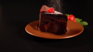 Çikolatalı kek üzerine krema şeker tutam kişi
