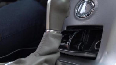 Arabanın içinden çıkış fişi bağlanma kişi