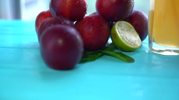 Haufen Obst mit Gläsern Saft oder Smoothies — Stockvideo