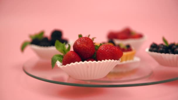 Spinning glass stand with fresh berries — Stock Video