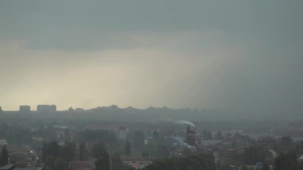 Dramatische onweer en regen over een stadsgezicht — Stockvideo