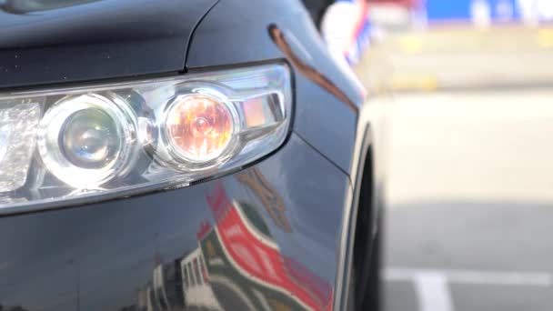 Mann entriegelt sein Auto mit Blinklicht — Stockvideo