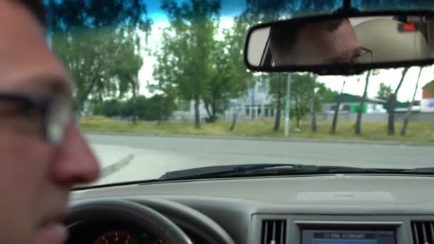 Gros plan sur le visage de l'homme alors qu'il conduit sa voiture — Video