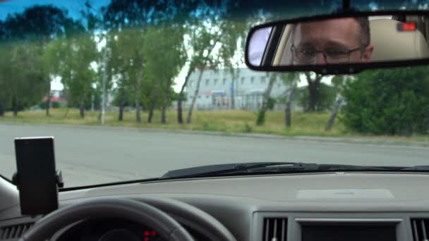 Homme adulte regarde des deux côtés et sauvegarde voiture — Video