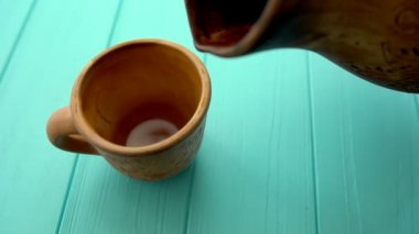 Bir bardak taze süt dökme kişi