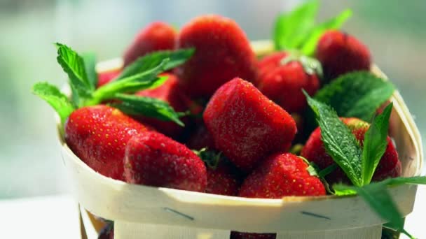 Punnet van verse aardbeien in een nevel van water — Stockvideo