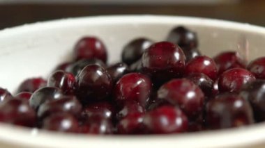 Olgun kiraz dökülür varlık su