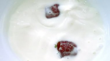 Taze çilek Close-up sütte düştü