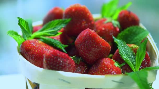 Fino spray de agua mojar un tazón de fresas — Vídeo de stock