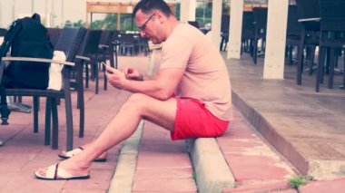 Adımlar bir restoranda oturan adam