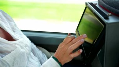 Kadın dokunarak ekran otobüs içinde otururken