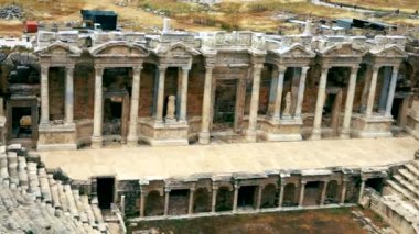 Bir Yunan tiyatro iyi korunmuş kalıntıları