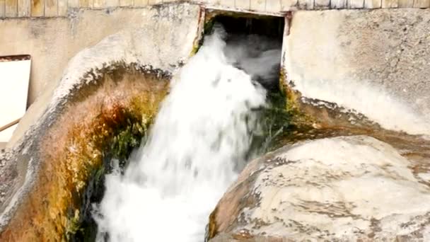 Водний фонтан витікає між скелями — стокове відео